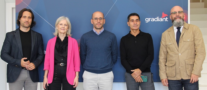 Luis Pérez-Freire, la directora de IGAPE, el subidrector y el director de innovación de la entidad junto a Fernando Jiménez, gerente de Gradiant